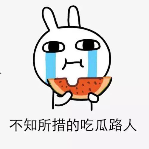 躺地上吃瓜,夏日休闲新风尚