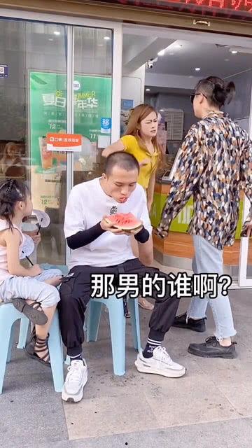 广州情侣吵架吃瓜视频,吃瓜群众围观上演“甜蜜对决”