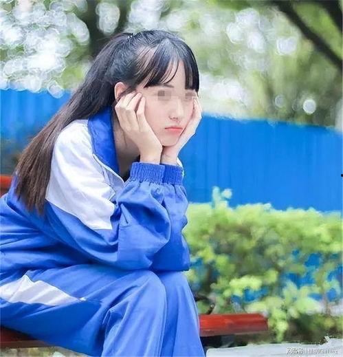 校服女孩跳舞吃瓜,校服女孩演绎活力四溢