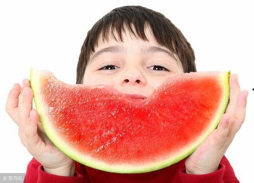 带着红领巾吃瓜图,一场别开生面的欢乐时光