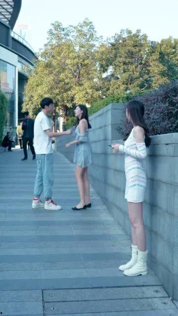 情侣吵架旁人吃瓜,围观群众纷纷吃瓜