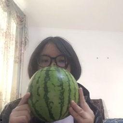 西瓜新人吃瓜视频,趣味吃瓜视频走红网络